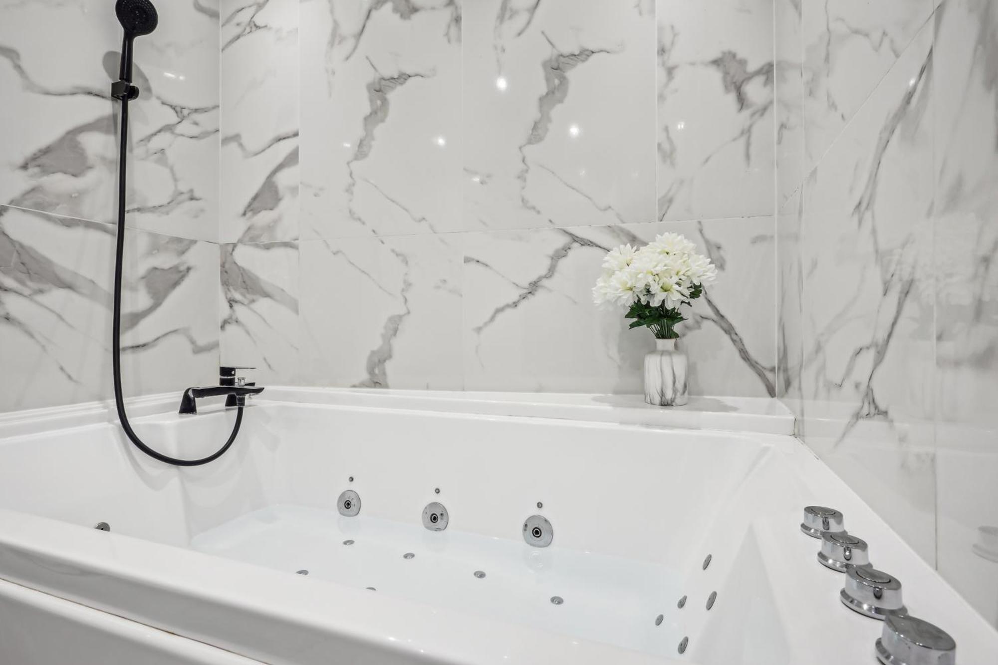 Studio Avec Jacuzzi & Vue Sur Le Parc Soubiran Dammarie-lè-Lys エクステリア 写真